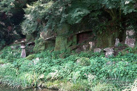 五百禩神社 斜面に架かった三連の石橋